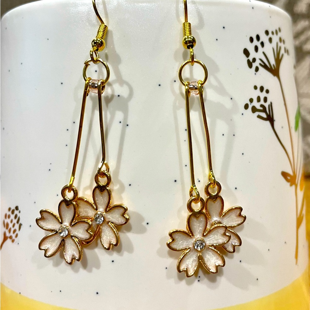 Handmade flower 🌸 earrings - Picture 2 of 4